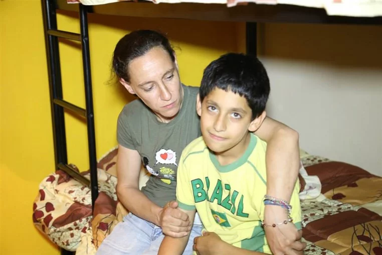 Rundown House MakeOver - Keushkerian Family