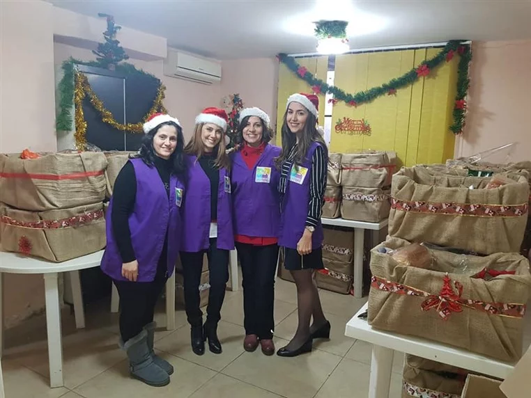 Distribution of 100 Christmas meal & boxes